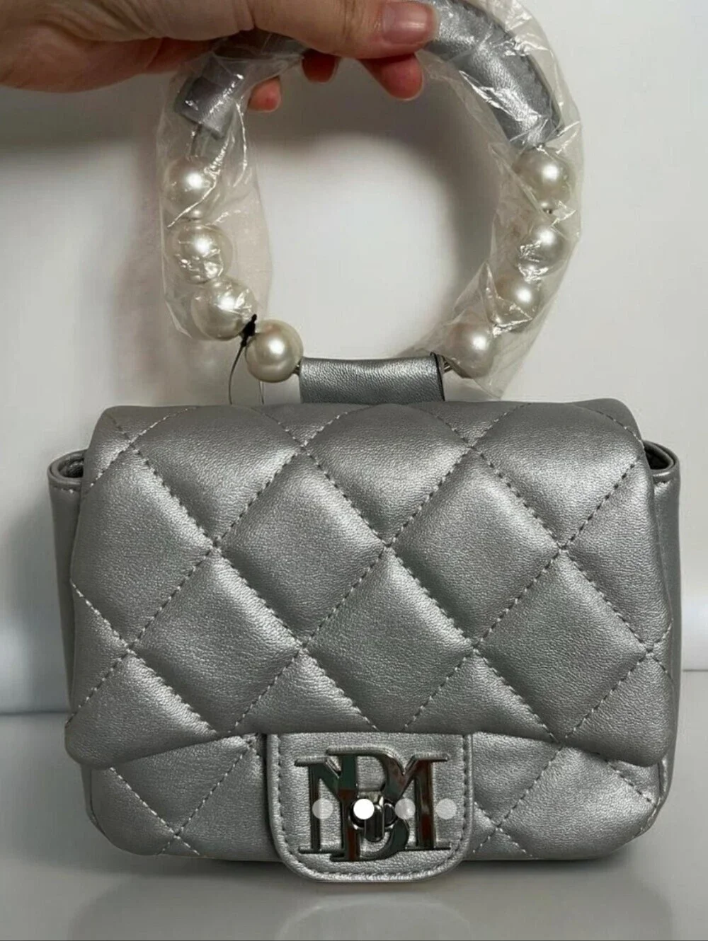 NWT Badgley Mischka Elegant Silver Quilted Handbag with Crossbody Strap. - Picture 2 of 4